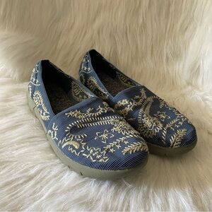 BareTraps Shoes Women’s Size 8M‎ Blue White Design Slip On Flats Memory Foam